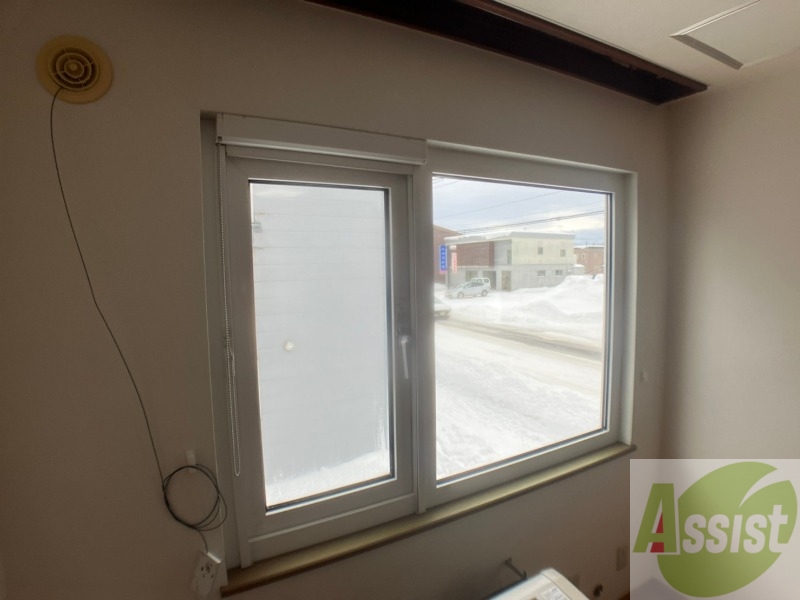 バルコニー　大きな窓がありますので風通しが良さそう。