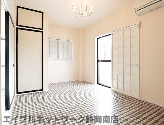 居室・リビング　こちらのリビングで趣味の時間をお楽しみください