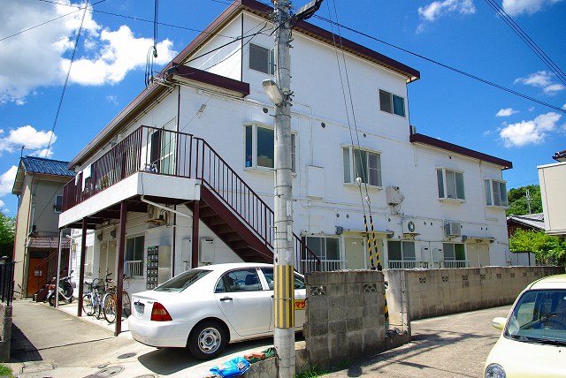 奈良市法蓮町のアパートの建物外観