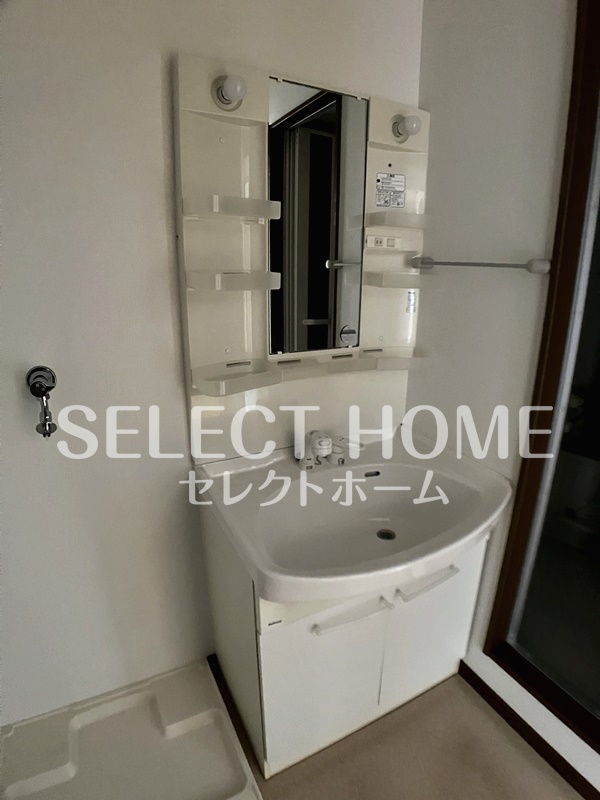 洗面設備　明るい洗面所です