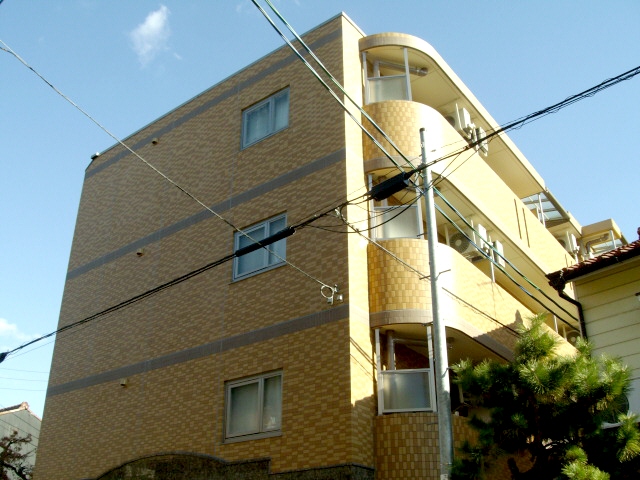 名古屋市千種区西山元町のマンションの建物外観
