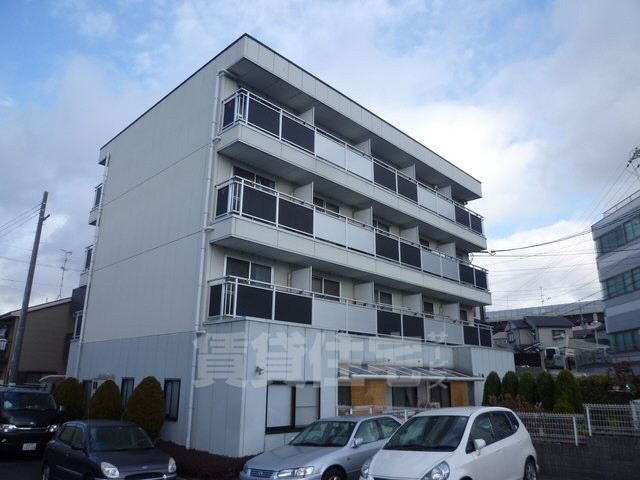 京都市南区上鳥羽卯ノ花町のマンションの建物外観