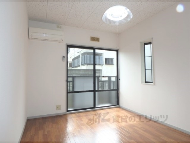 居室・リビング　落ち着いた色使いの室内です