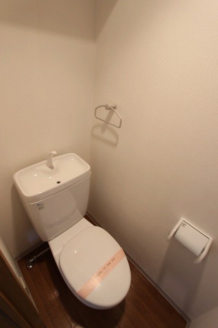 トイレ　同物件別号室の写真