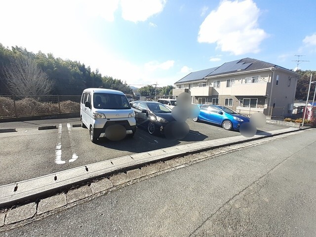 【ヴィラ・サクラIIの駐車場】