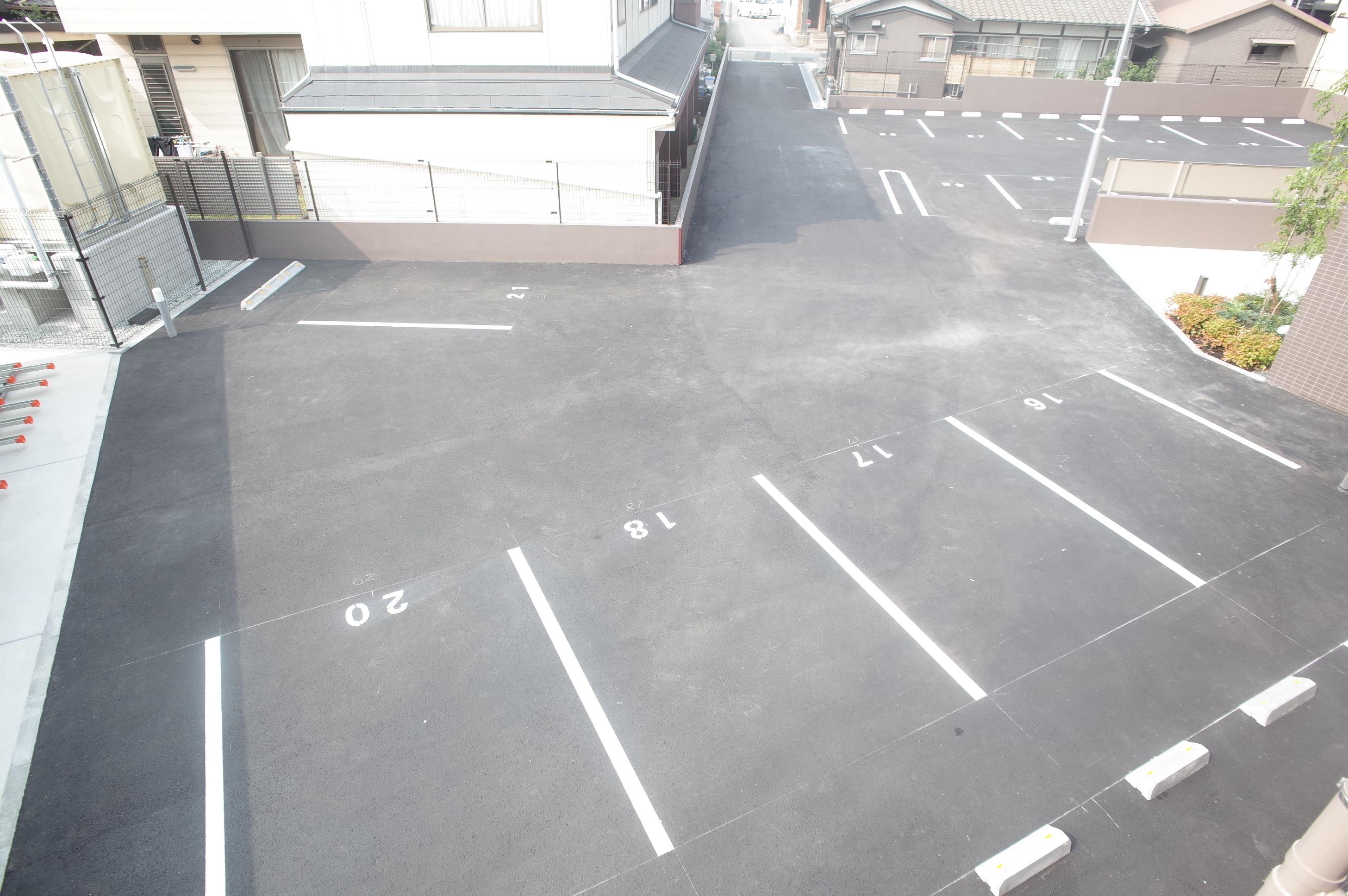 【姫路市飾磨区思案橋のマンションの駐車場】