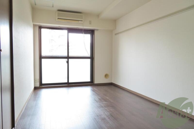 居室・リビング　８帖の広めな洋室になっております。使いやすいです。