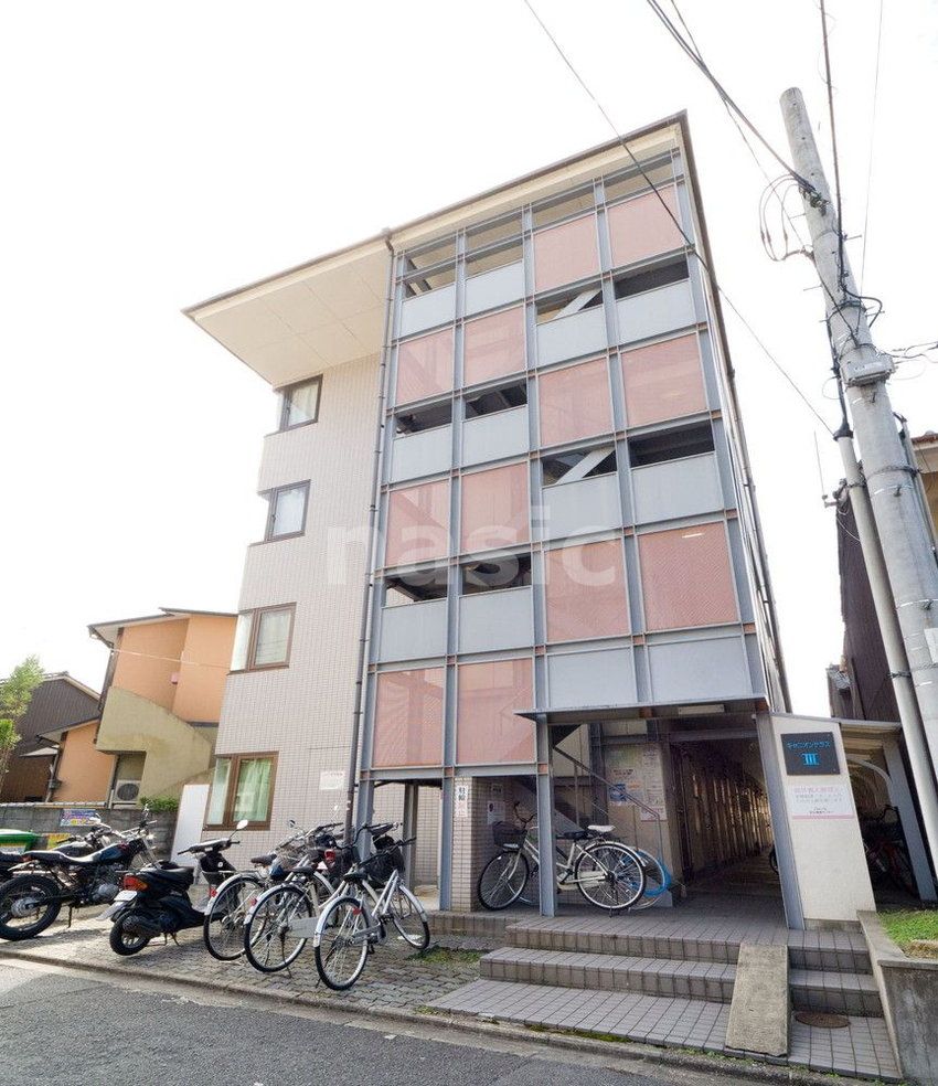 京都市北区紫野南花ノ坊町のマンションの建物外観