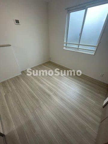 その他部屋・スペース　落ち着いた色調の寝室です