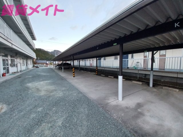 【多気郡大台町弥起井のマンションの駐車場】