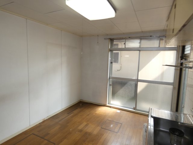 平岡町新在家貸家の居間写真