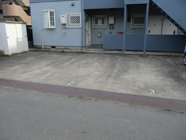 駐車場　敷地内駐車場空き有り。※費用別途
