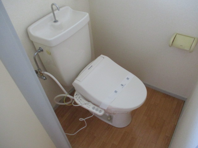 トイレ　嬉しい温水洗浄暖房便座付き。