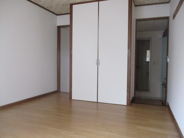 その他部屋・スペース　広々8帖の居室に大き目の収納あり。