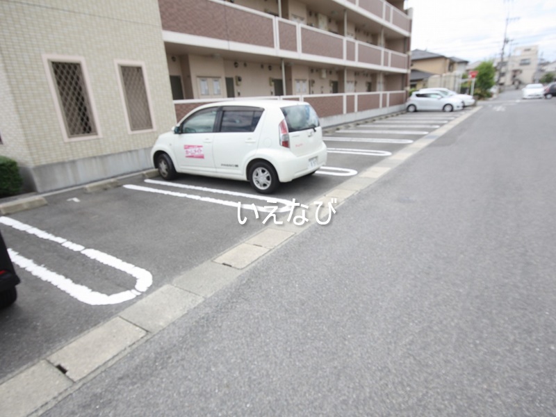 【岡山市南区下中野のマンションの駐車場】