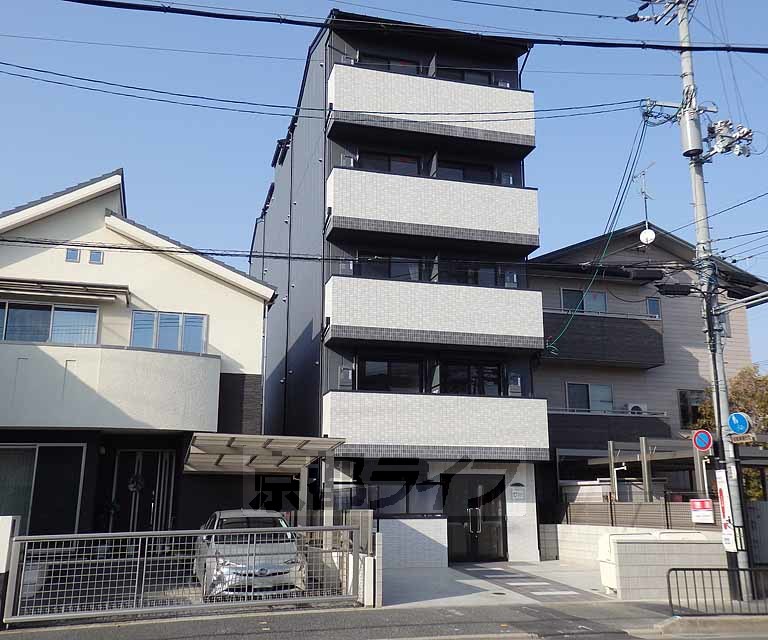 京都市右京区西京極中町のマンションの建物外観