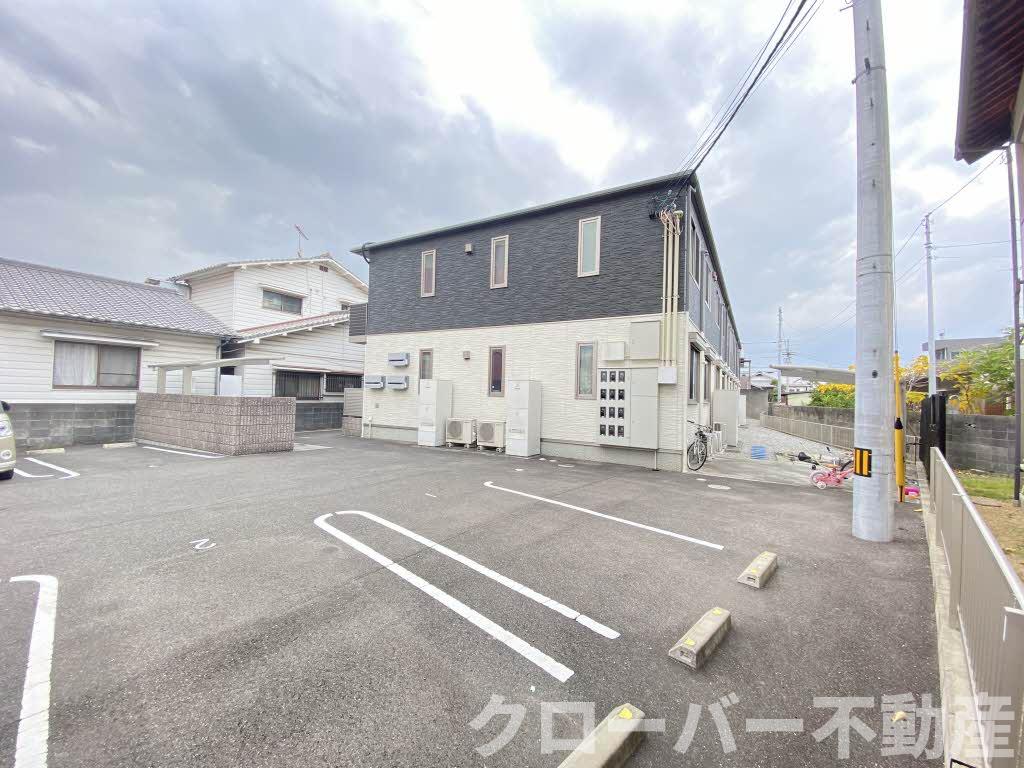 【丸亀市中府町のアパートの建物外観】