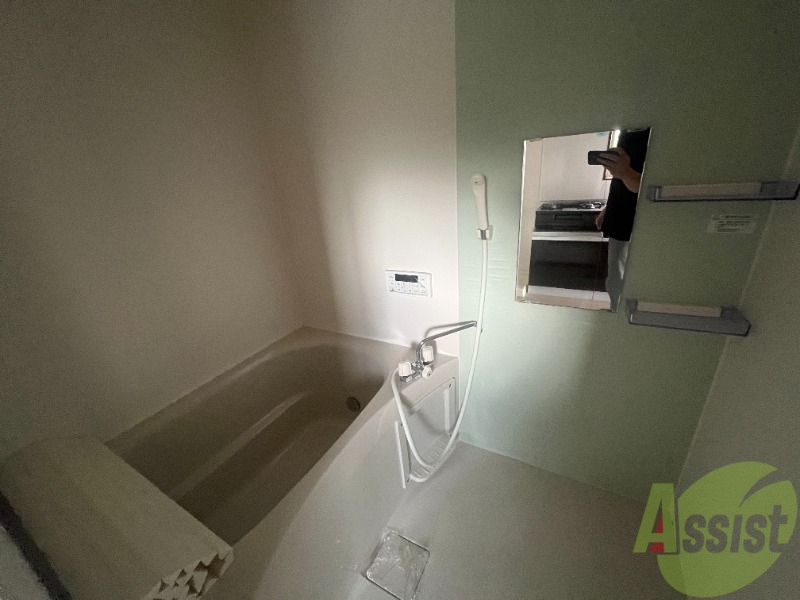 バス・シャワールーム　バスルームは狭すぎず、シャワーも浴びやすそうです。