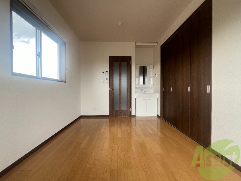 その他部屋・スペース　別角度から洋室を撮影。西向きの出窓があります。