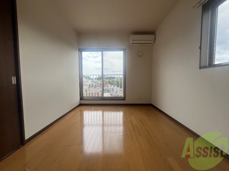 居室・リビング　７帖の洋室です。広々として、きれいですね。