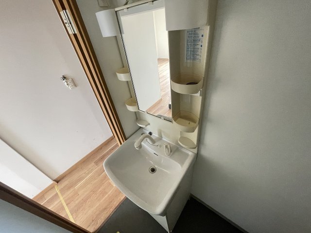 洗面設備　明るい洗面所です