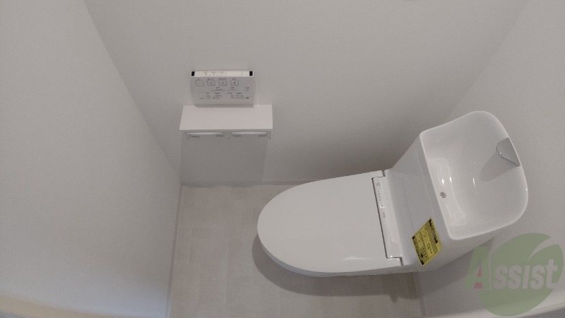 トイレ　温水洗浄付きの便座です。便利で使い勝手がいいですね。