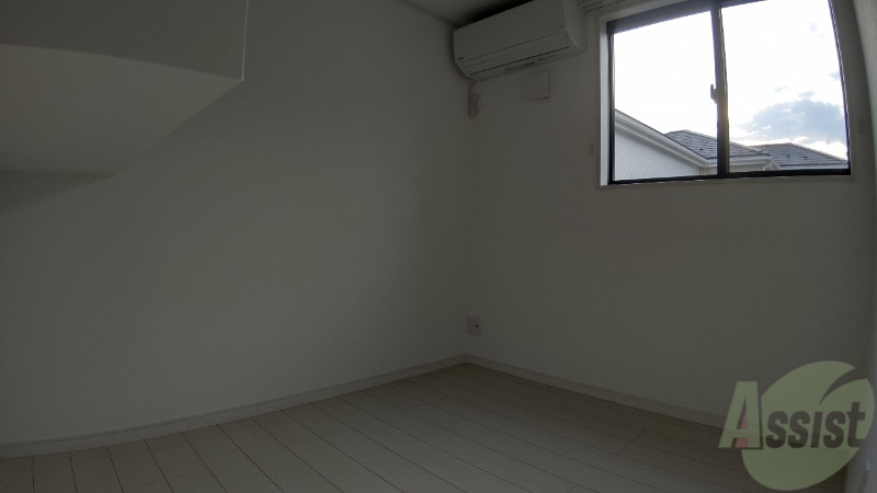 その他部屋・スペース　寝室のお写真です。陽の光が気持ちいいですね。