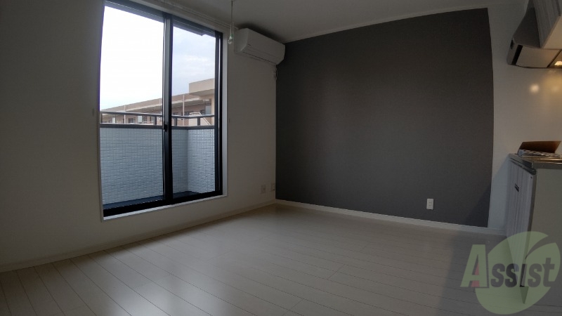 居室・リビング　９．２帖のリビングは大きな窓のおかげでよく陽が差します