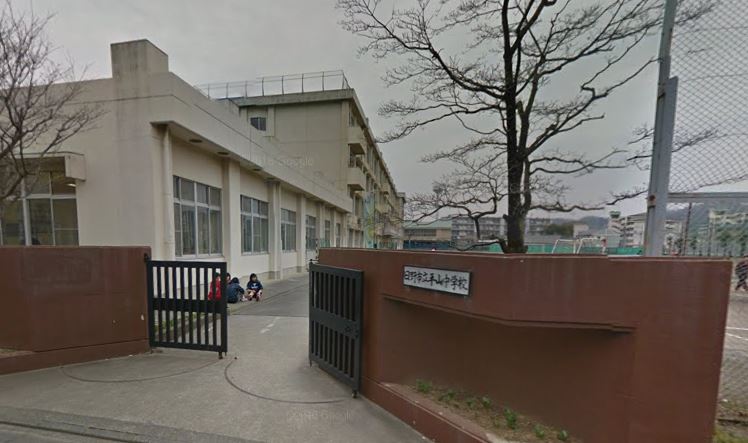 中学校　日野市立平山中学校（中学校）まで852m