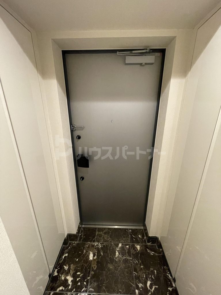 玄関　駐車場