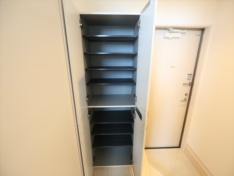 玄関　玄関　シューズボックス　姿見鏡付き（収納充実してます）