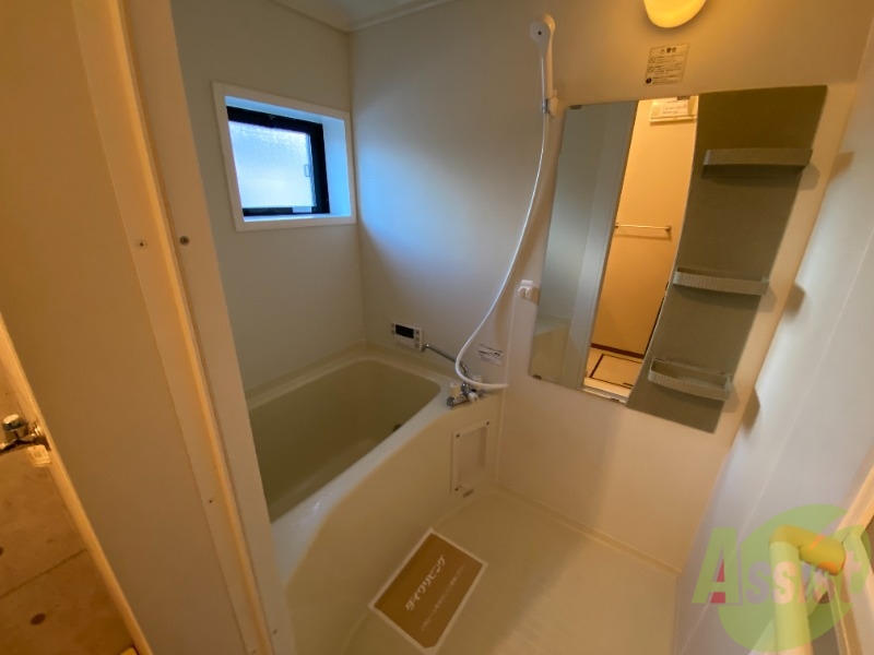 バス・シャワールーム　バスルームはゆったり浸かれる広さがあります。