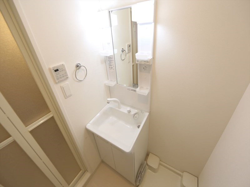 洗面設備　脱衣所　独立洗面台（シャンプードレッサー付）収納スペース有