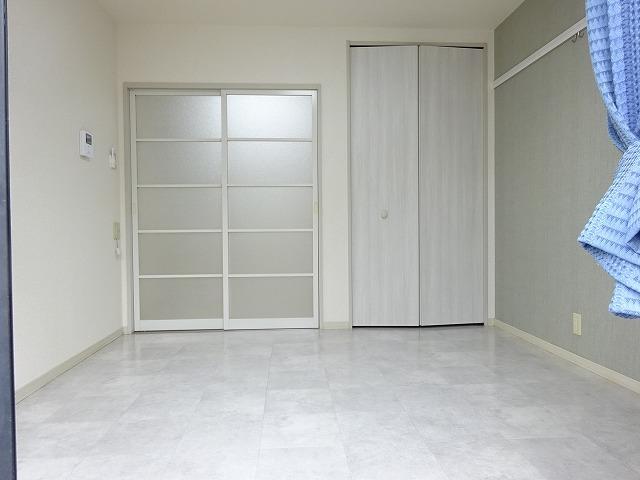 居室・リビング　白ベースに大理石調の床になってます。