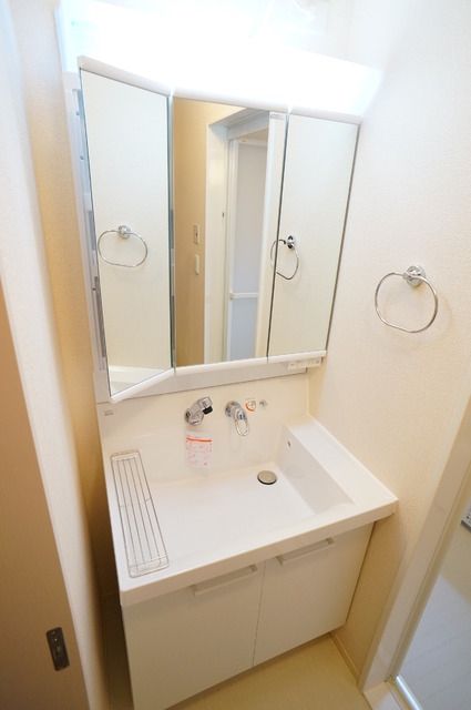 洗面設備　三面鏡のシャンプードレッサー