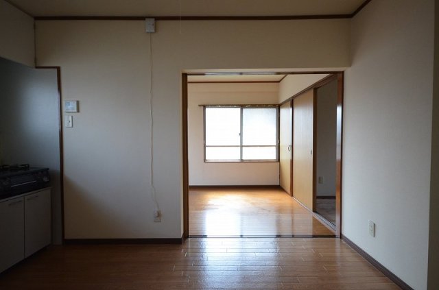 居室・リビング　同物件、別号室のものです。