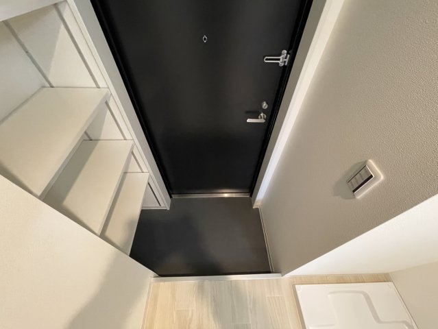 玄関　同物件別部屋写真