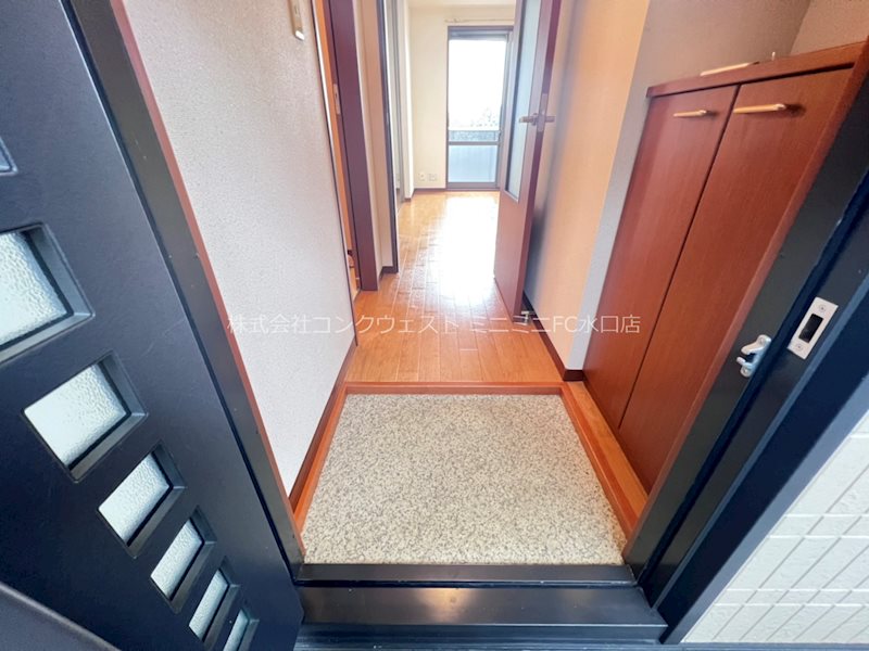 玄関　段差のある玄関。