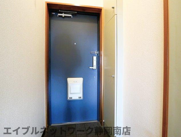 玄関　収納もある玄関です