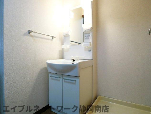 洗面設備　ゆったりとスペースのある洗面所