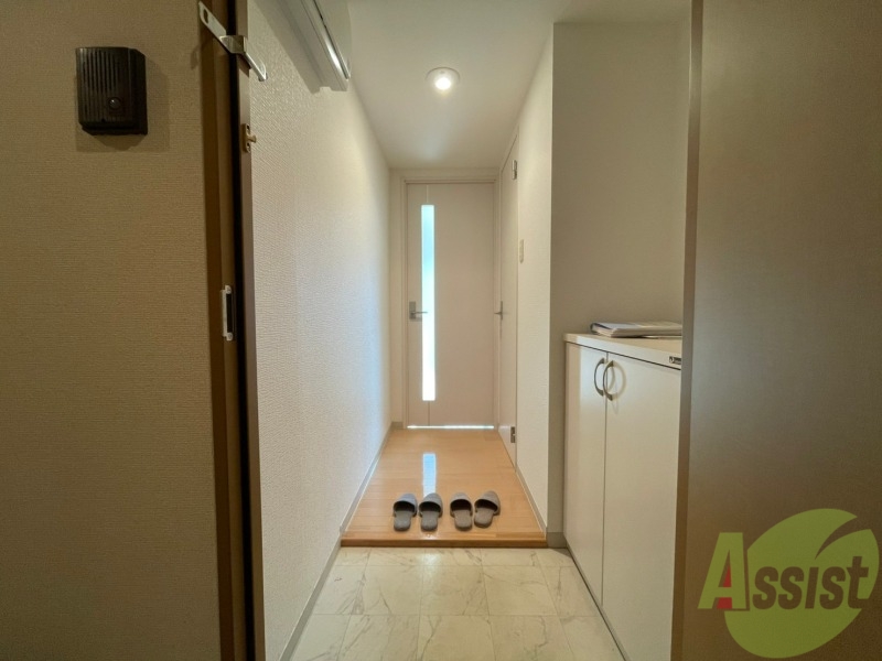 玄関　玄関です。ご覧の通り広々としていますね。