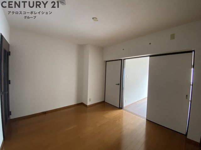 居室・リビング　床色が落ち着いた色合いで綺麗です♪