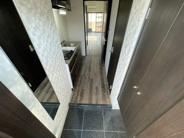 玄関　同物件他部屋の写真