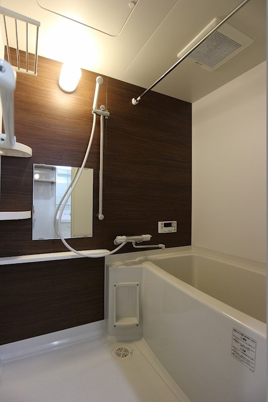 バス・シャワールーム　追い焚き機能が付いたお風呂です。