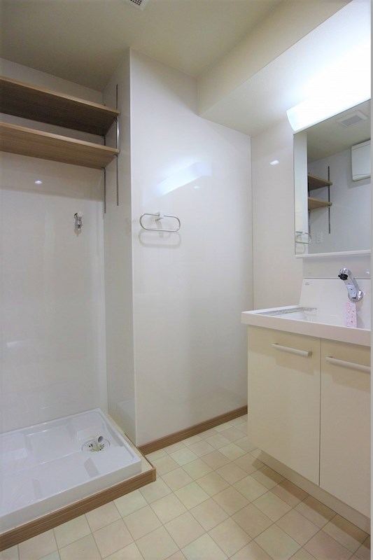 洗面設備　オシャレなシャンプードレッサーがあります。棚付き。