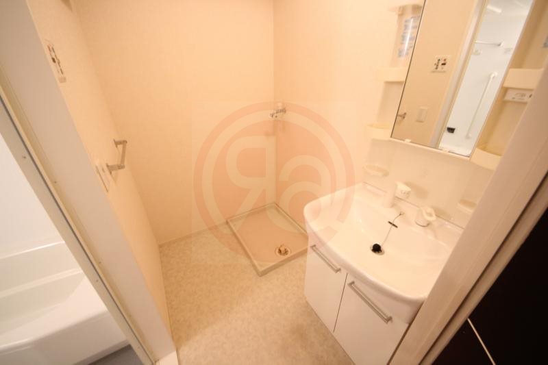 洗面設備　独立洗面台、小物を置くことができて便利です