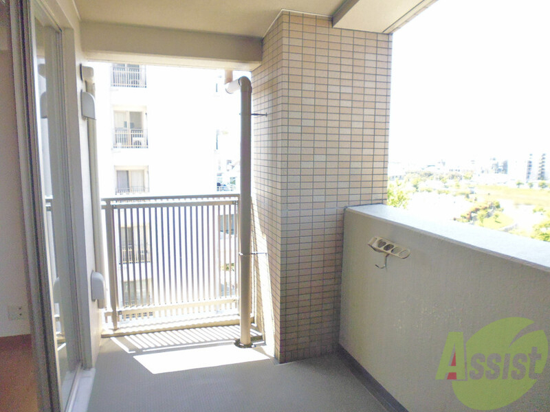 バルコニー　なんかもう寝れるスペース並のベランダですコレ。何干す？（笑）