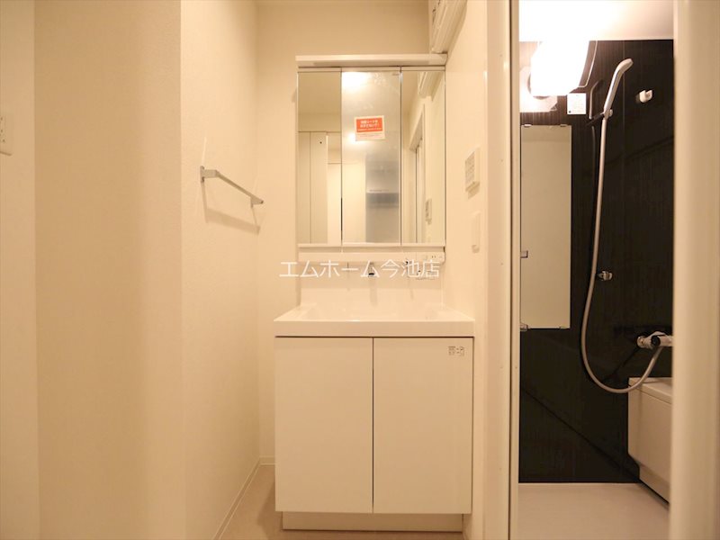 洗面設備　脱衣所　独立洗面台（シャンプードレッサー付）