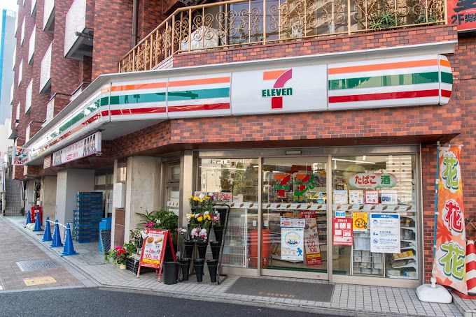 コンビニ　セブンイレブン 台東根岸1丁目店（コンビニ）まで64m