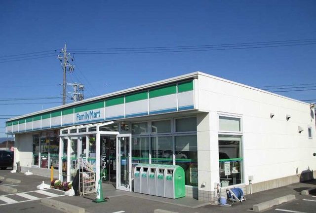 コンビニ　ファミリーマート（コンビニ）まで300m
